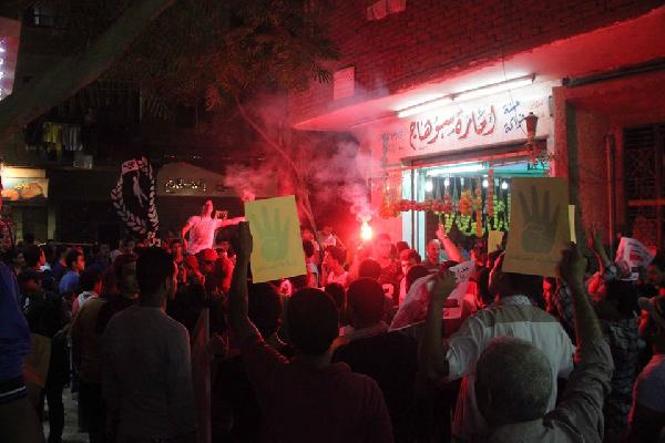 صور | مسيرة ليلية بإمبابة تنديدًا بالانقلاب