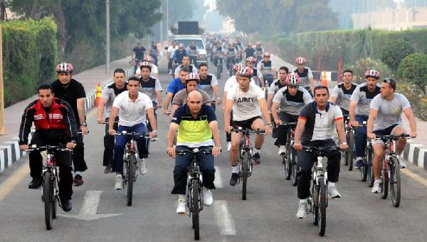 صدقى صبحى يشارك طلبة الكلية الحربية ماراثون لركوب الدراجات