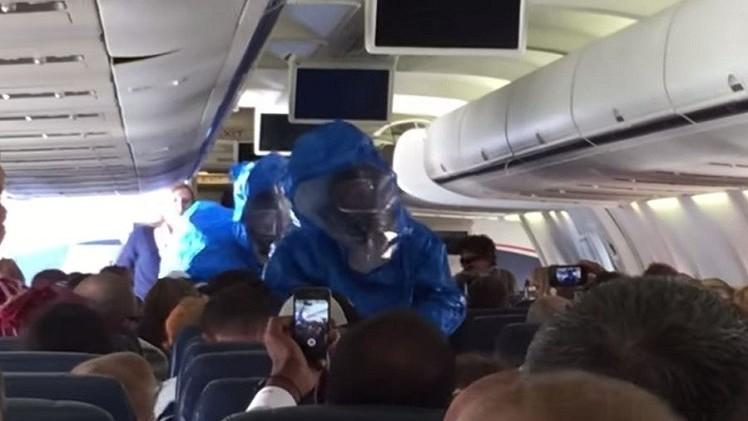 فيديو| ذعر بطائرة أمريكية لوجود مسافر مريض بـ”الإيبولا”