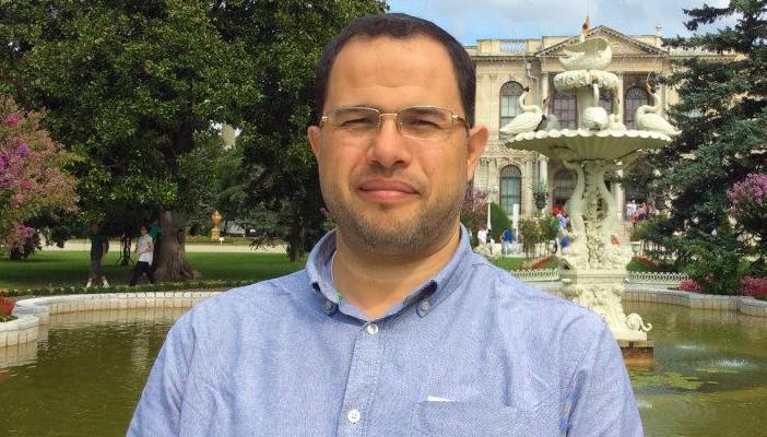 علاء بيومي: الإعلام  يلعب دور الأحزاب الفاسدة في النظم الديكتاتورية