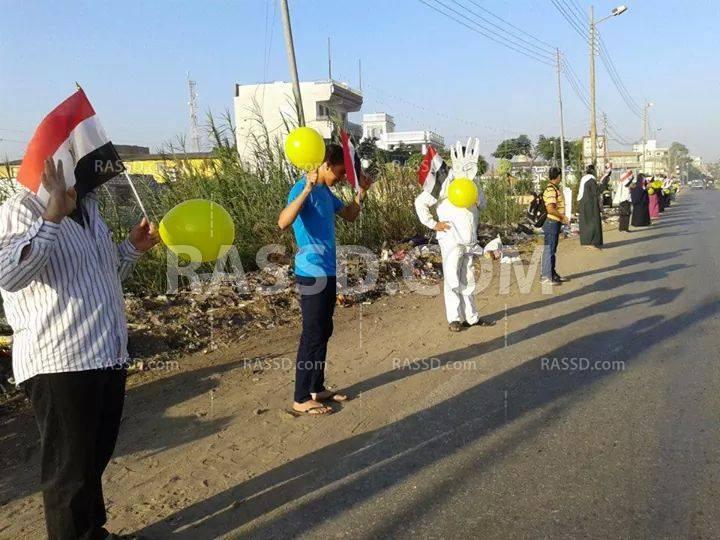 سلسلة بشرية على طريق ميت فارس المنصورة تنديدا بالانقلاب