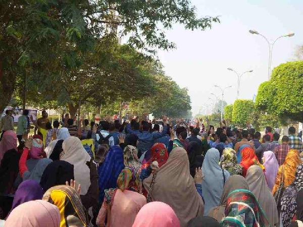 حركات شبابية تمهل الانقلاب ساعة للإفراج عن 3 سيدات ببورسعيد