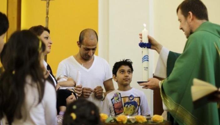 عشرات اللاجئين يدخلون المسيحية سنويًا لنيل الإقامة في الدنمارك