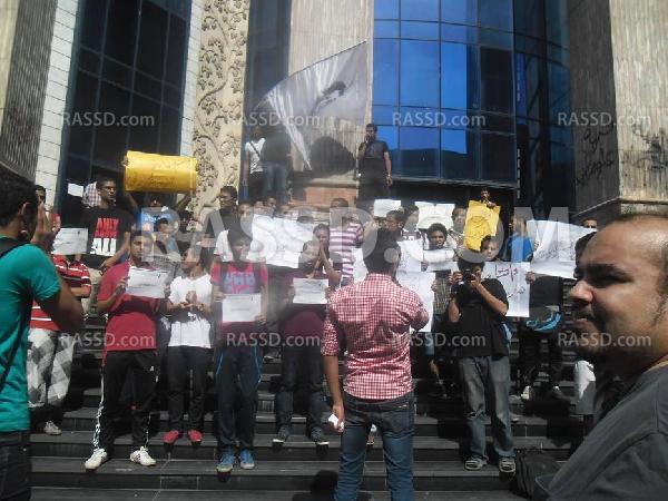 وقفة لطلبة هندسة المطرية أمام “الصحفيين” للإفراج عن زملائهم