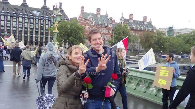 الجالية المصرية بلندن تتحدى الطقس بسلسلة بشرية بجسر”ويستمنستر”