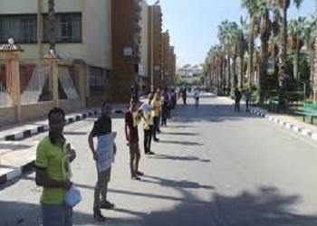 سلسلة بشرية بجامعة الزقازيق رفضا لقمع وكبت الحريات