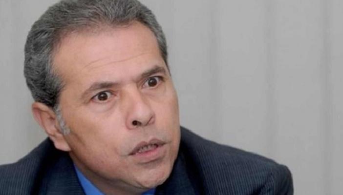 بالفيديو.. “عكاشة” يفصل عاملين على الهواء لتغيبهم دون إذن