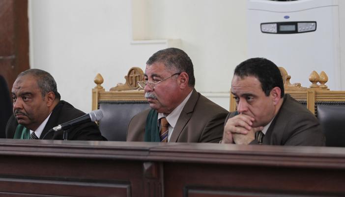 متهم يخلع ملابسه في المحكمة ويصرخ: عذبوني وأجبروني على أكل “برازي”