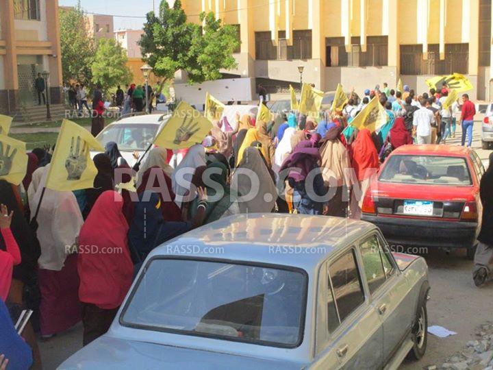 تظاهرة بجامعة الفيوم تطالب بالإفراج عن المعتقلين