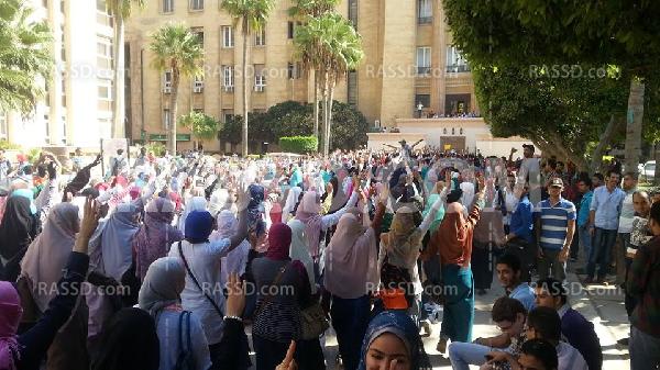 صور | مسيرة حاشدة بجامعة الإسكندرية تنديدًا باعتقال الطلاب