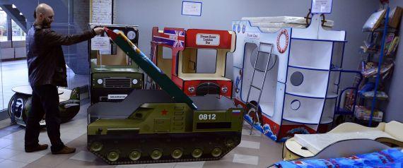 بالصور.. سرير أطفال على شكل “قاذفة صواريخ” يثير غضبًا في روسيا‎