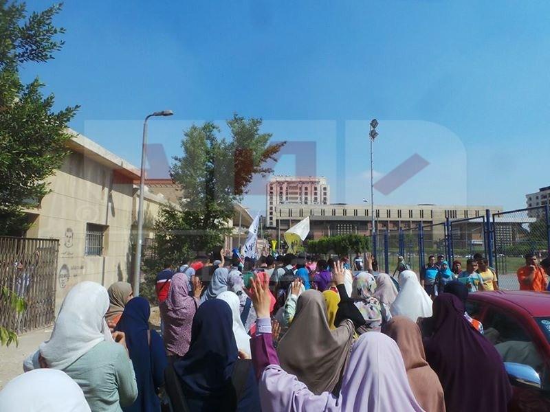 طلاب عين شمس يتجاهلون التشديدات الأمنية وينظمون مسيرة