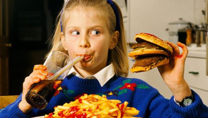 دراسة: الوجبات السريعة تسبب ضعف عظام الأطفال أقل من 6 سنوات