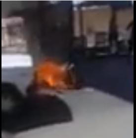 بالفيديو.. سائق تاكسي يشعل النار في نفسه على كورنيش الإسكندرية