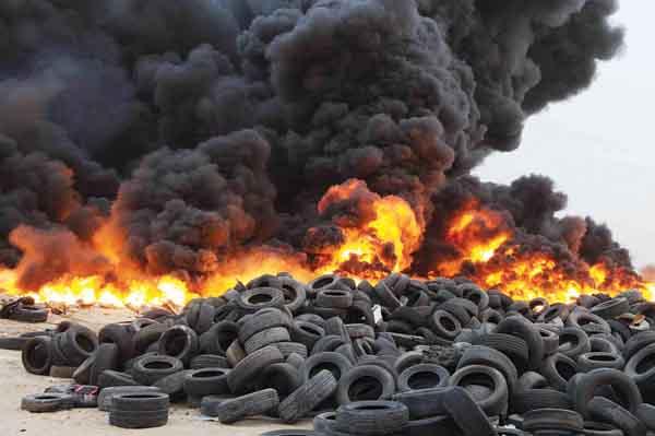 فيديو| “داعش” تواجه طائرات التحالف بحرق الإطارات