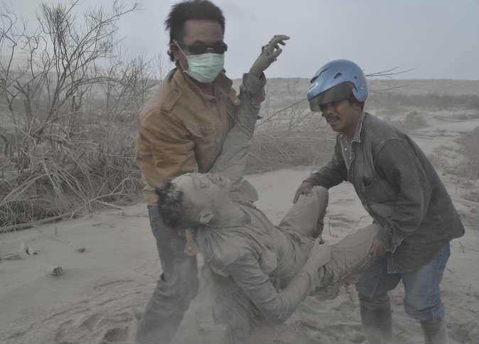 إجلاء سكان المناطق القريبة من بركان “سينابونغ”