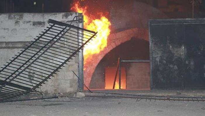 بالصور.. فلسطينيون يحرقون “قبر يوسف” المقدس لدى اليهود