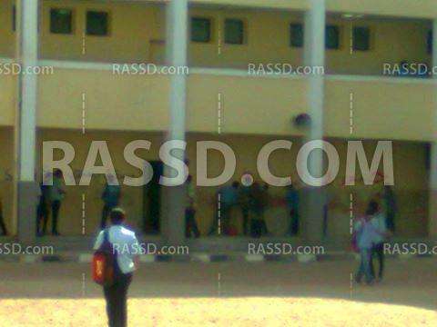 مدرسة تعاقب طلابها بتنظيف السور من عبارات مناهضة للعسكر