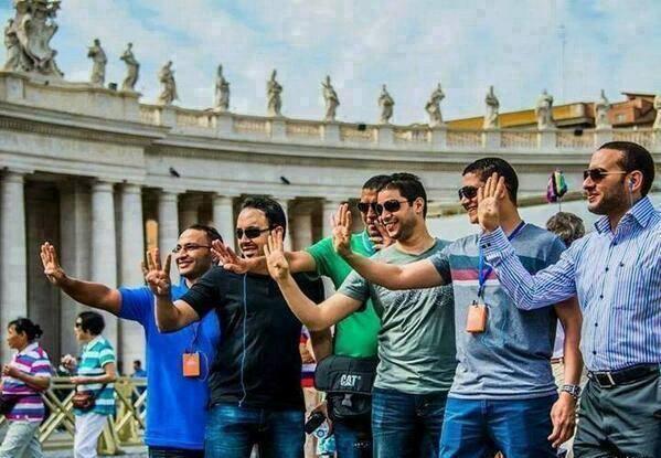 شارة النصر لرابعة تحية من رافضي الانقلاب خارج مصر وداخلها