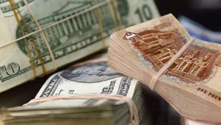 توقعات بانخفاض الجنيه أمام الدولار بقيمة 10 قروش في السوق الرسمي