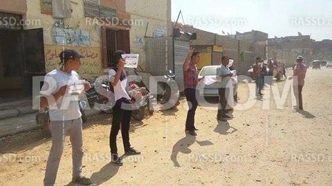 سلسلة بشرية أمام معهد ديروط بأسيوط للتنديد بالانقلاب