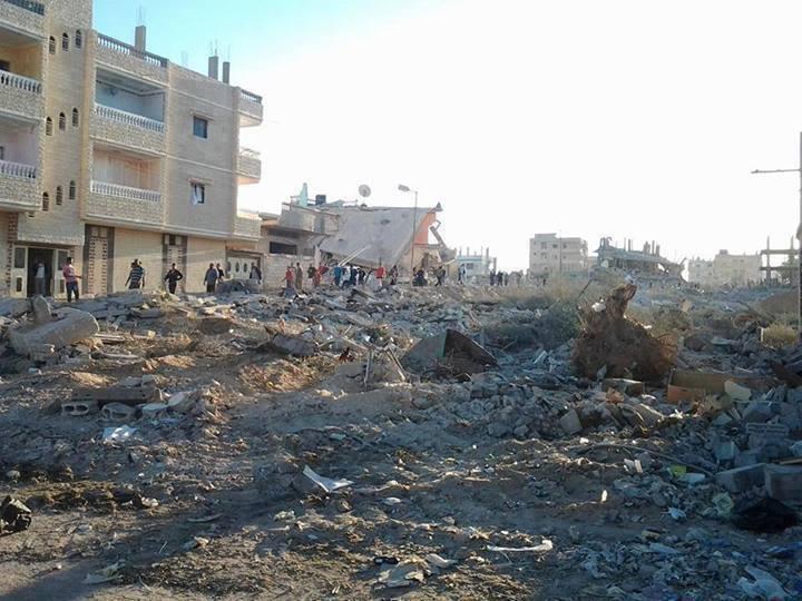 قوات الجيش تقوم بتدمير بعض البيوت المحاذية لقطاع غزة برفح