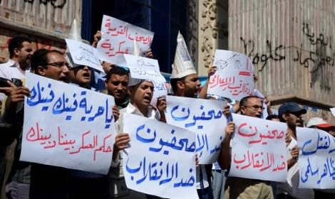 “صحفيون ضد التعذيب” يكشف معاناة الأهالي أمام بوابات السجون