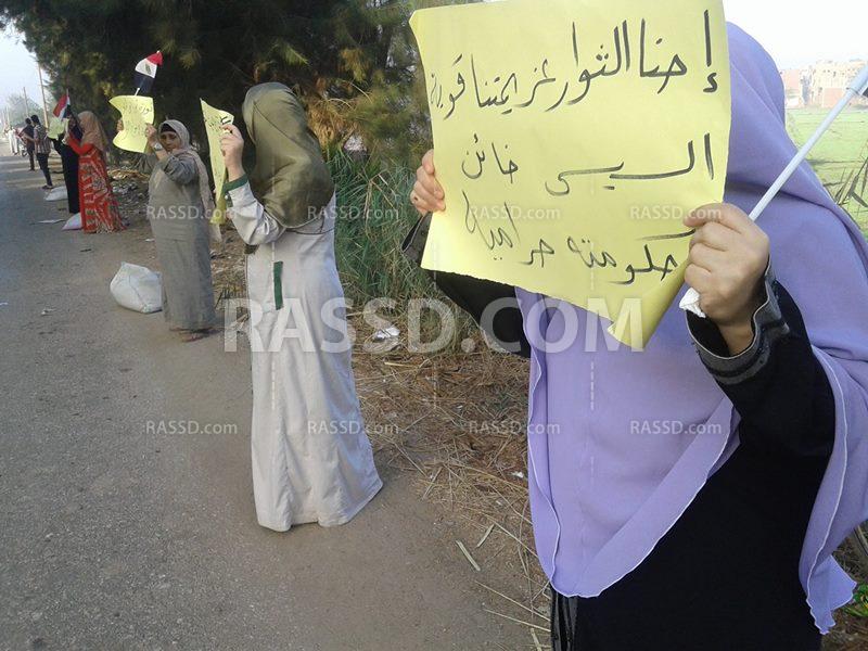 سلسة بشرية تندد بالتنكيل بالمعتقلين في المنصورة