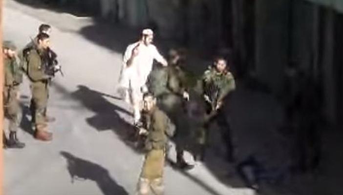 بالفيديو.. جندي إسرائيلي يلقي سكينًا بجانب جثمان فلسطيني بعد قتله