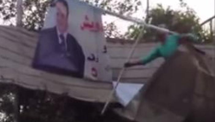 بالفيديو.. لافتات للناخبين أمام مدارس الجيزة وحملة لإزالتها