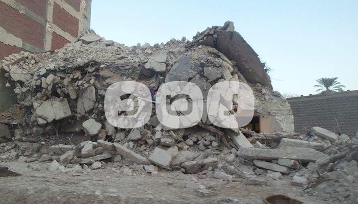 ركام عمارة بالإسكندرية كما هو لأكثر من خمسة أسابيع