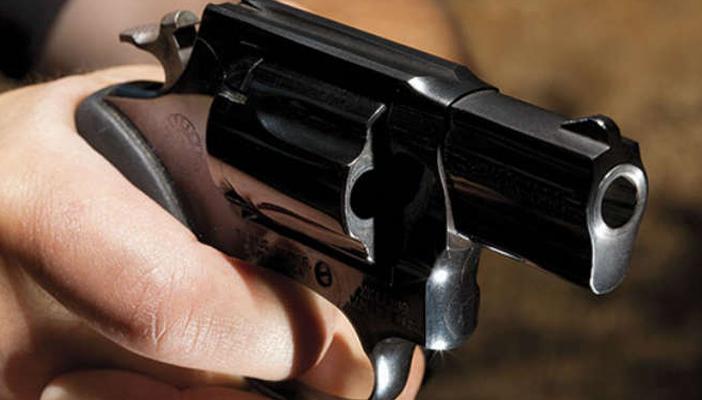 أمين شرطة يطلق النار على محامي ببورسعيد لرفضه النزول من سيارته