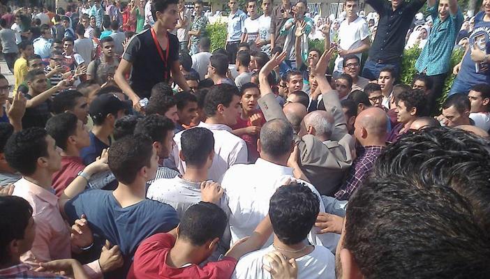 بالصور.. وقفة لطلاب الثانوية العامة أمام ديوان عام محافظة كفر الشيخ