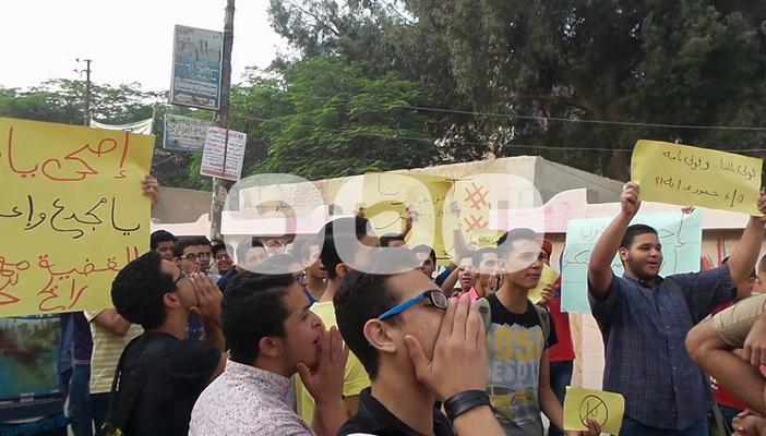 بالصور.. وقفة لطلاب ثانوية أبو حماد اعتراضًا على قرار الـ10درجات