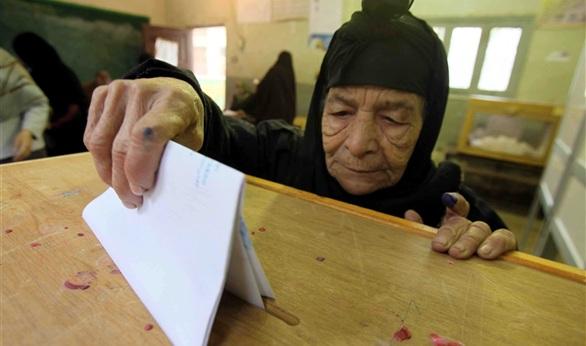 سيدة لمندوب مرشح في الهرم “أنا عاوزه فلوسي.. أنا جايبة ناس من الصبح”