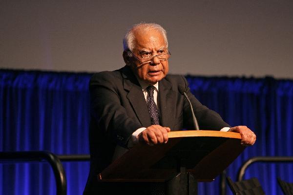 نشطاء يتداولون صور تؤكد رعاية حكومة الببلاوي لمسابقة خمور