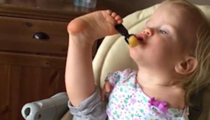 فيديو لطفلة رضيعة بلا ذراعيين تطعم نفسها بقدميها يحقق 69 مليون مشاهدة