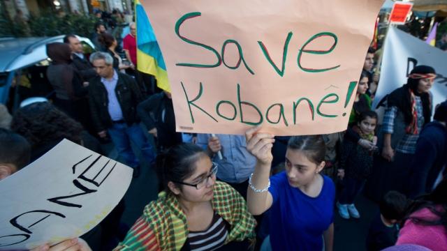 آلاف الأكراد يتظاهرون بألمانيا ضد “الدولة الإسلامية”