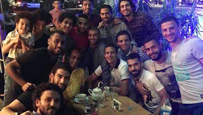 بالصور.. لاعبو الأهلي يكرمون علاء عبد الصادق في التجمع الخامس