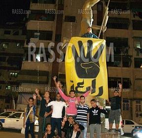 رفع علم رابعة بميدان ثورة 25 يناير ببورسعيد