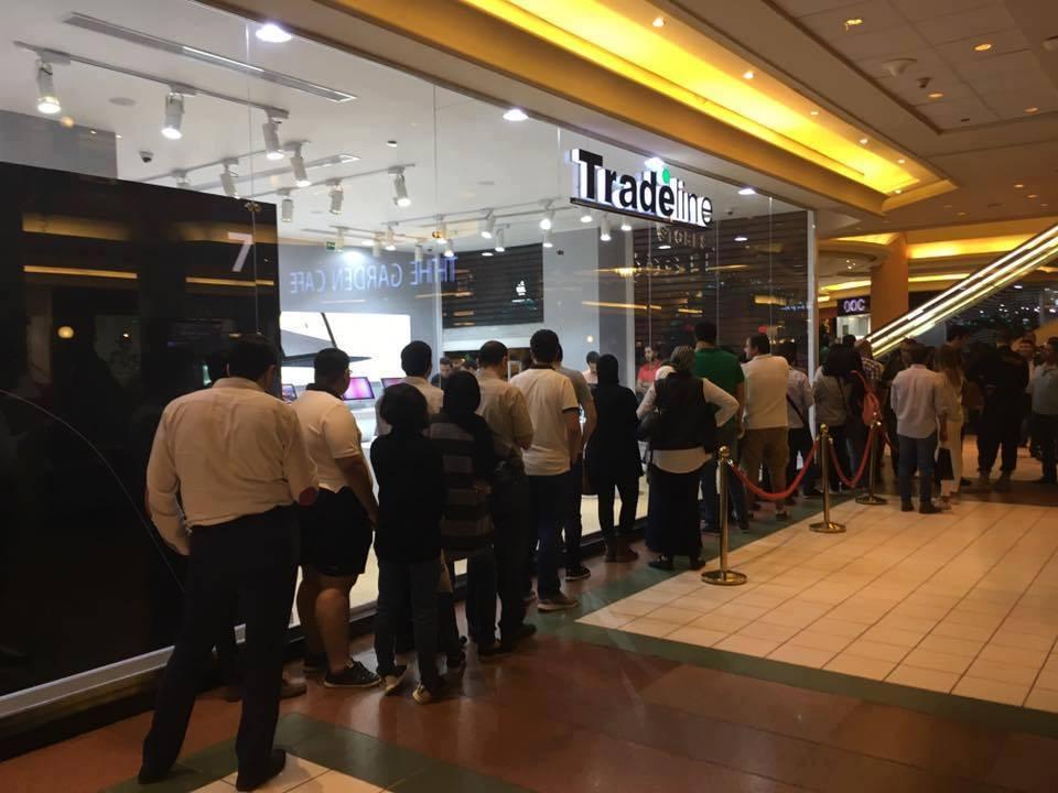 بالصور.. طوابير في سيتي ستارز لشراء “آيفون 7” تثير جدل مواقع التواصل