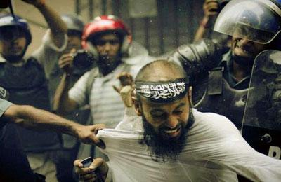 اشتباكات عنيفة بين الشرطة ومتظاهرين بأسوان