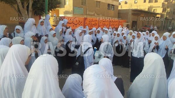 وقفة احتجاجية صباحية لطالبات المعهد الأزهري بالمنصورية