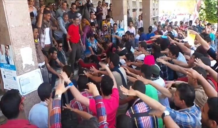 طلاب جامعة الأزهر أسيوط يتظاهرون تنديدًا باعتقال زملائهم