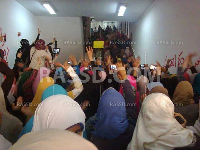 طالبات الأزهر تتظاهر بكلية طب البنات