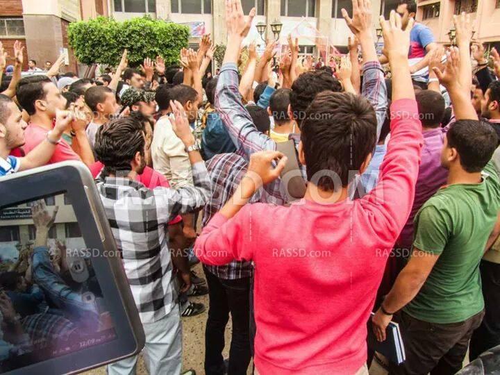 طلاب طب المنوفية يتظاهرون تنديدًا باعتقال الطلاب