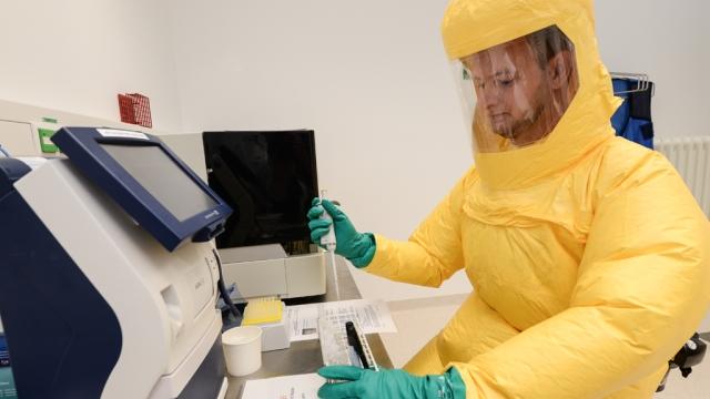 أطباء ألمان: مذهولون من حجم تفشي “إيبولا”