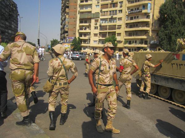 عاجل| الجيش يهدد بإطلاق النارعلى الباعة الجائلين بالسويس