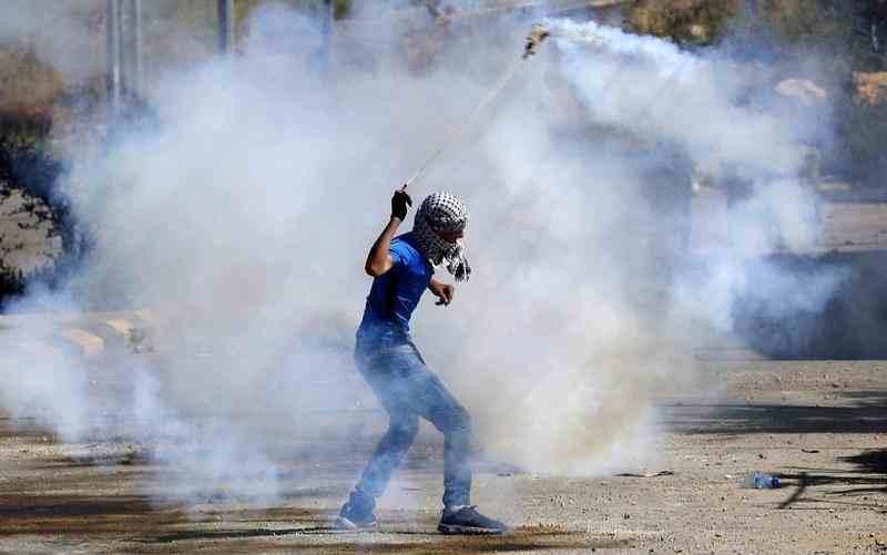 وزير الاقتصاد الصهيوني: سنرد على رشق الحجارة بالاستيطان