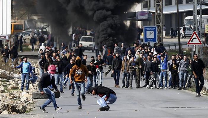 إصابة 14 فلسطينياً في مواجهات مع جيش الاحتلال على حدود غزة